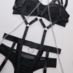 Lingerie com cinta liga, gargantilha e correntes