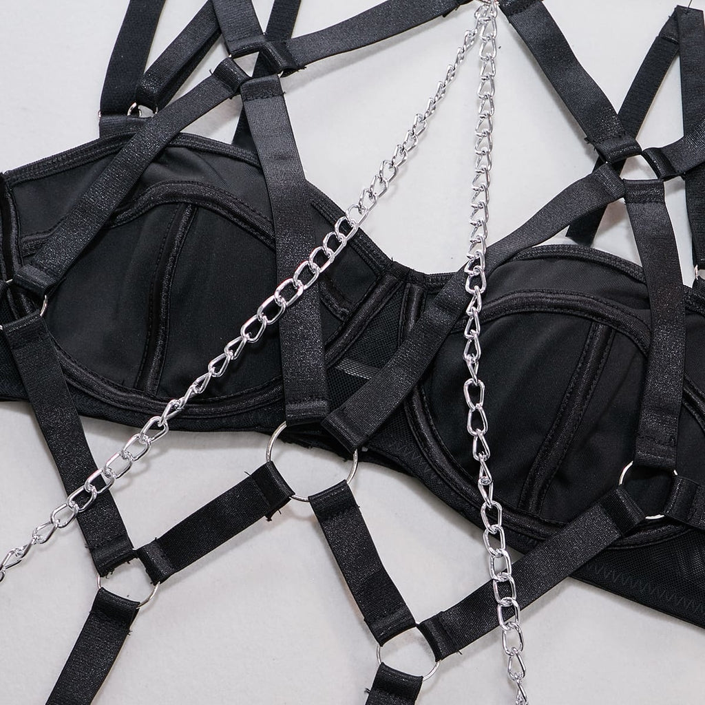 Lingerie com cinta liga, gargantilha e correntes