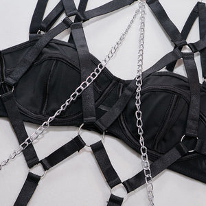 Lingerie com cinta liga, gargantilha e correntes