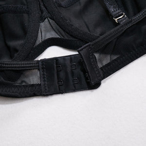 Lingerie com cinta liga, gargantilha e correntes