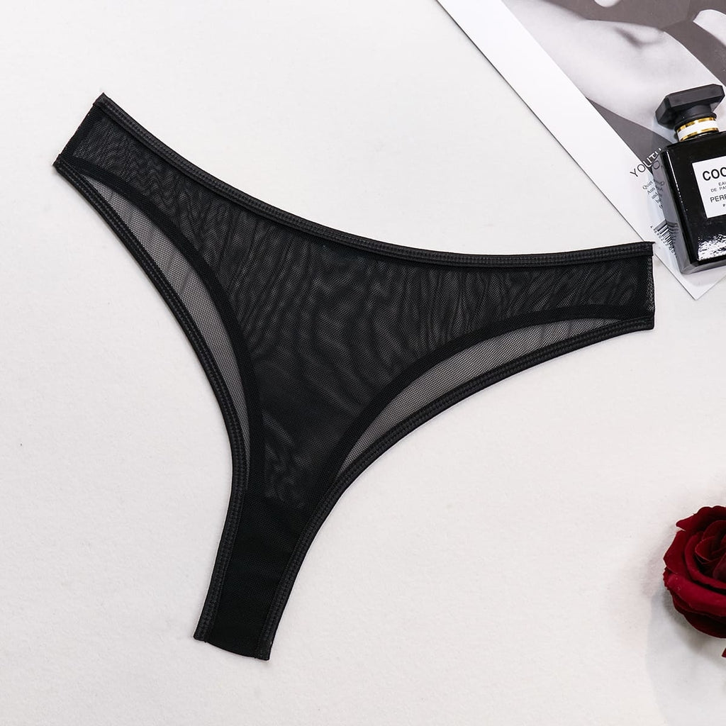 Lingerie com cinta liga, gargantilha e correntes