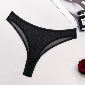 Lingerie com cinta liga, gargantilha e correntes