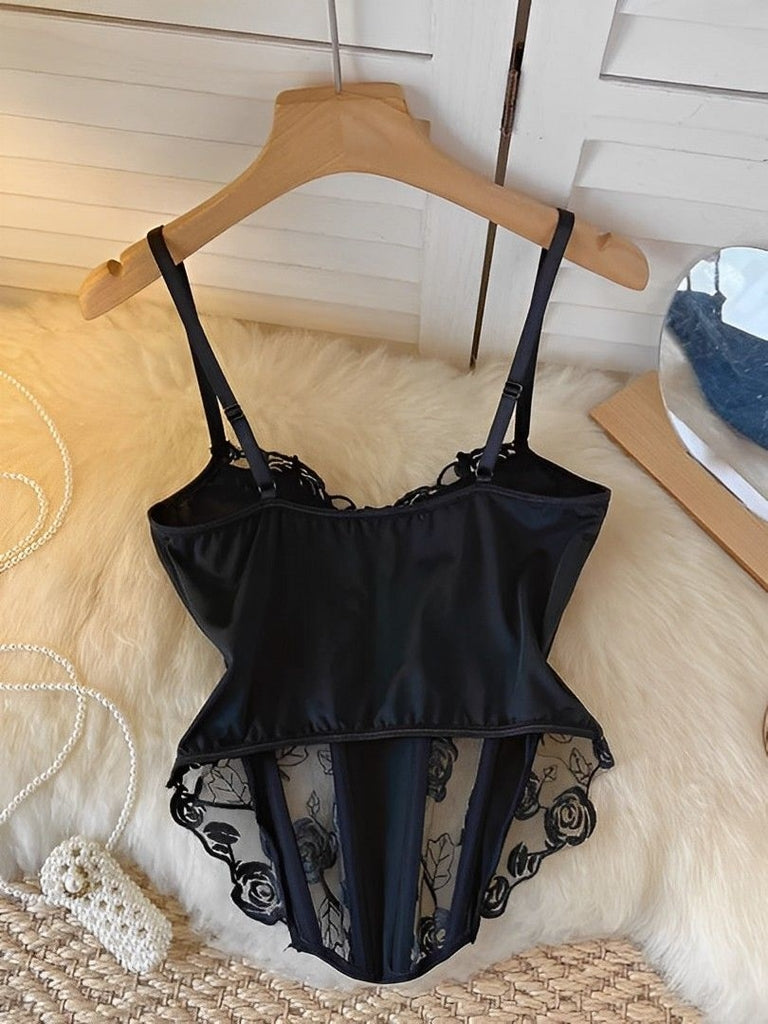 Cropped com detalhes em rosas