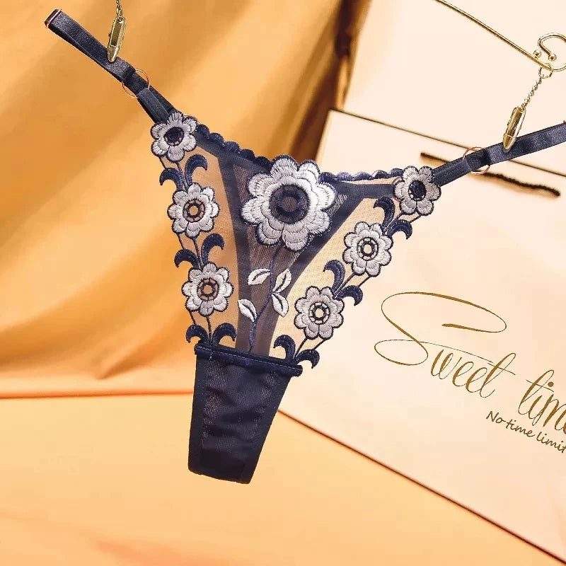 Calcinha com bordado em flores