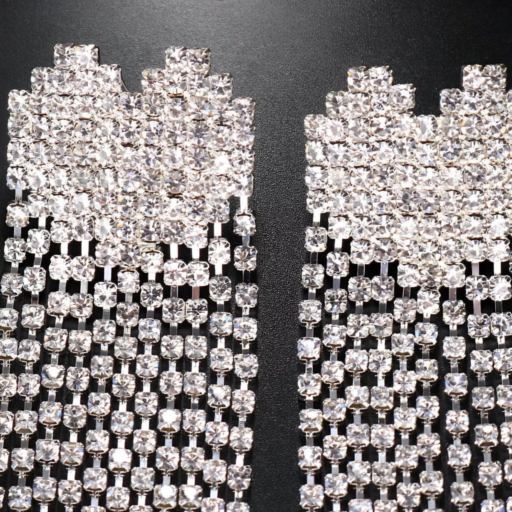 Joia de strass com detalhe em coração para os seio