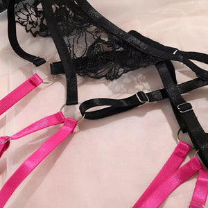 Lingerie rendada com cinta liga e gargantilha