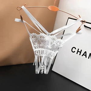 Calcinha com detalhes em franja e pérolas