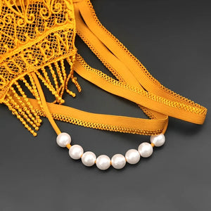 Calcinha com detalhes em franja e pérolas