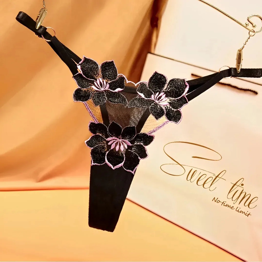 Calcinha com regulagem e bordado em flor