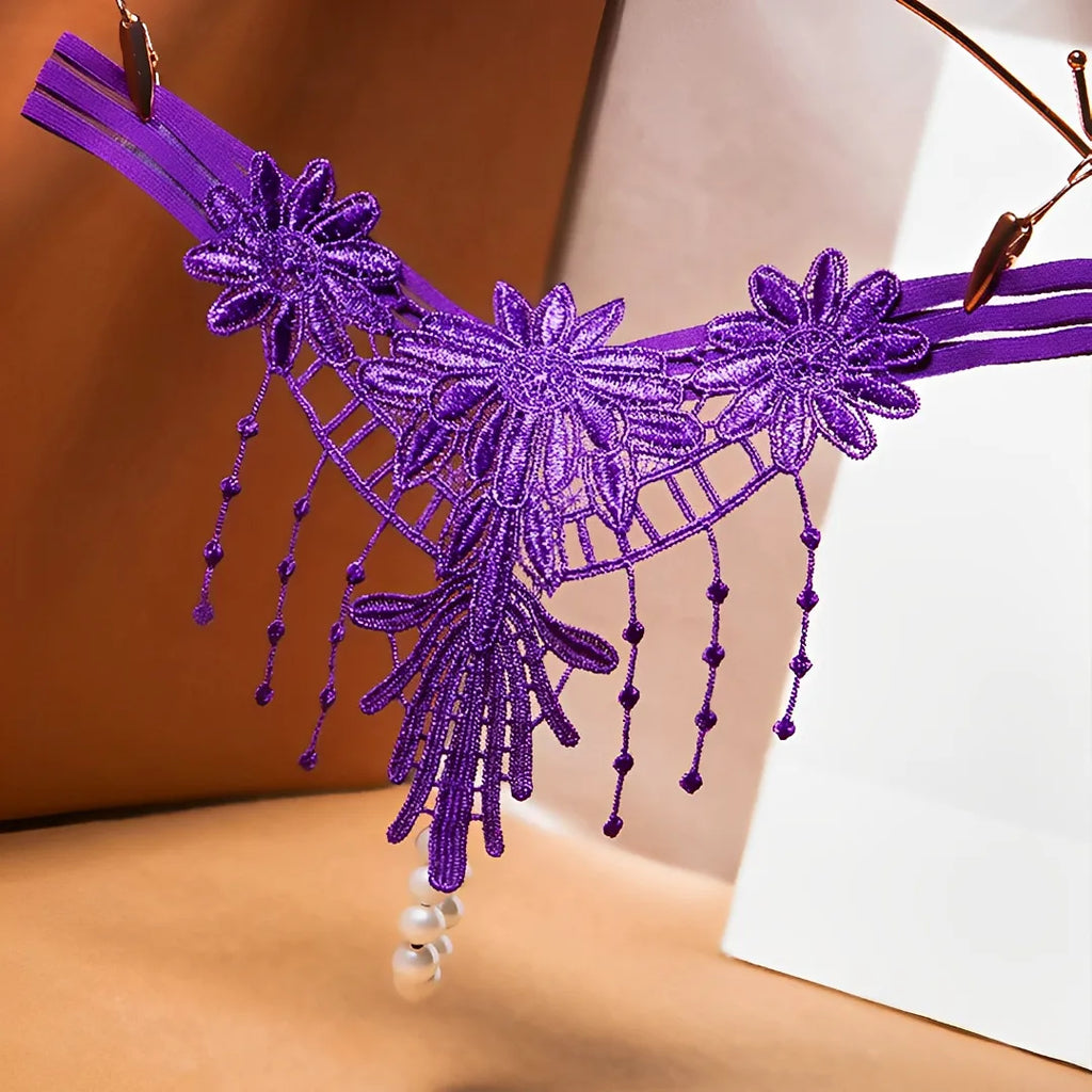 Calcinha com pérolas e bordados em flores