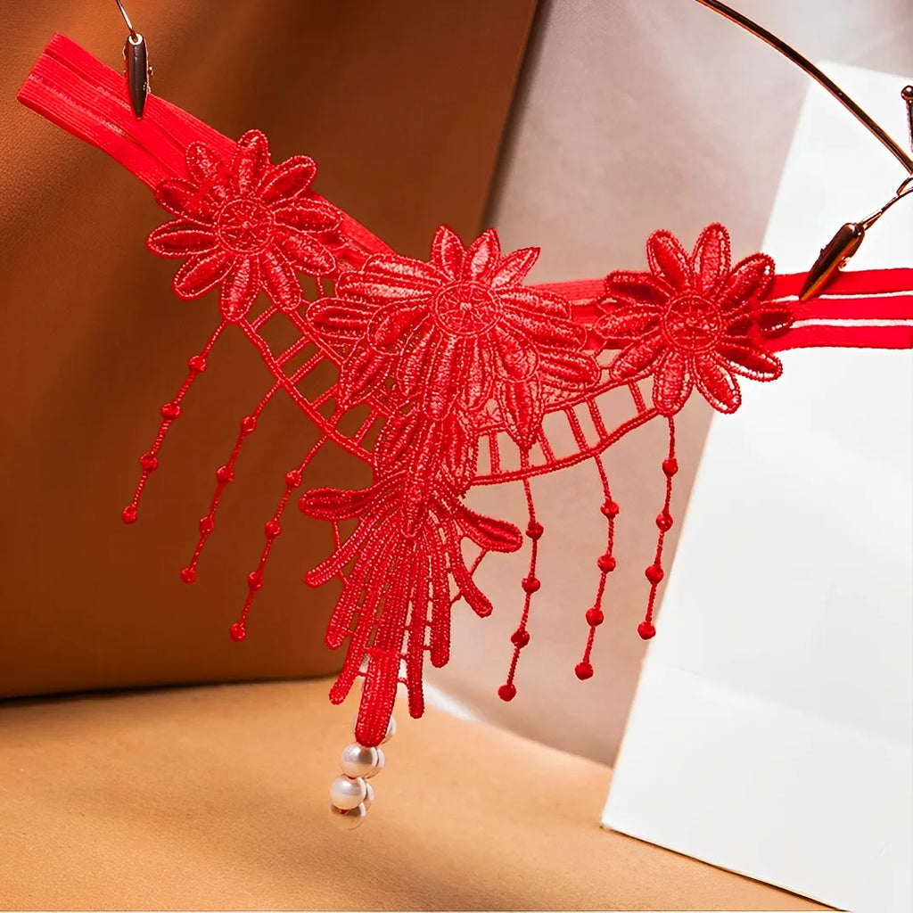 Calcinha com pérolas e bordados em flores