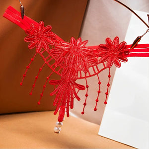 Calcinha com pérolas e bordados em flores