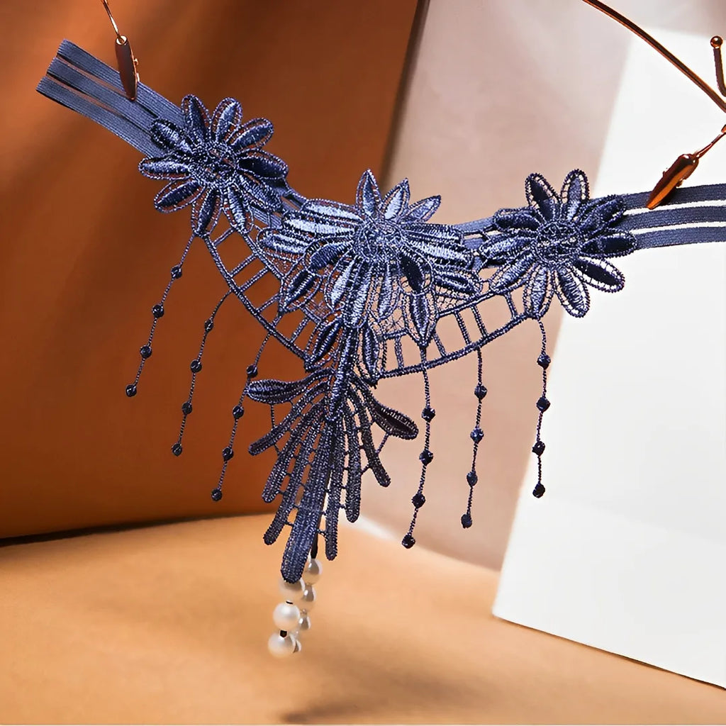 Calcinha com pérolas e bordados em flores