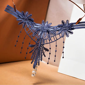 Calcinha com pérolas e bordados em flores