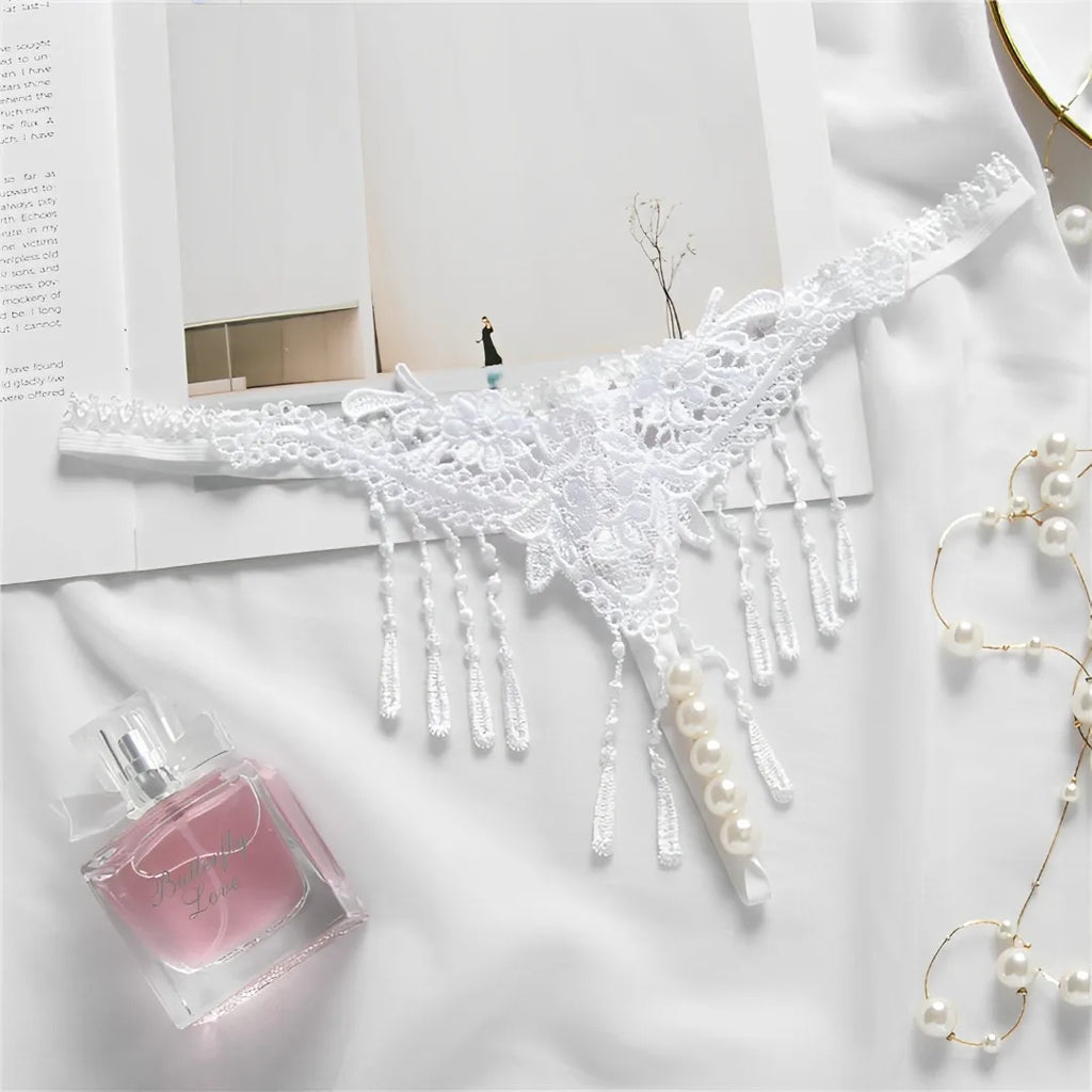 Calcinha com pérolas e franjas