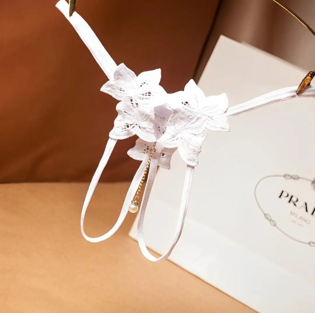 Calcinha com bordado em flor