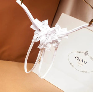 Calcinha com bordado em flor