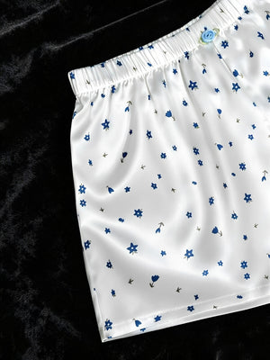 Babydoll Branco de Cetim com Estampa Delicada e Shorts