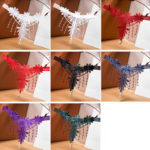 Calcinha com pérolas e bordados em flores