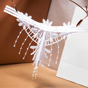 Calcinha com pérolas e bordados em flores