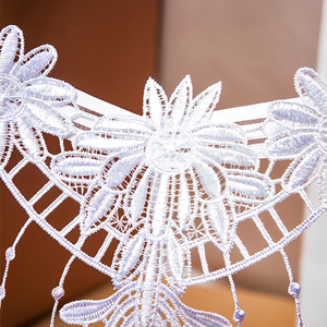 Calcinha com pérolas e bordados em flores