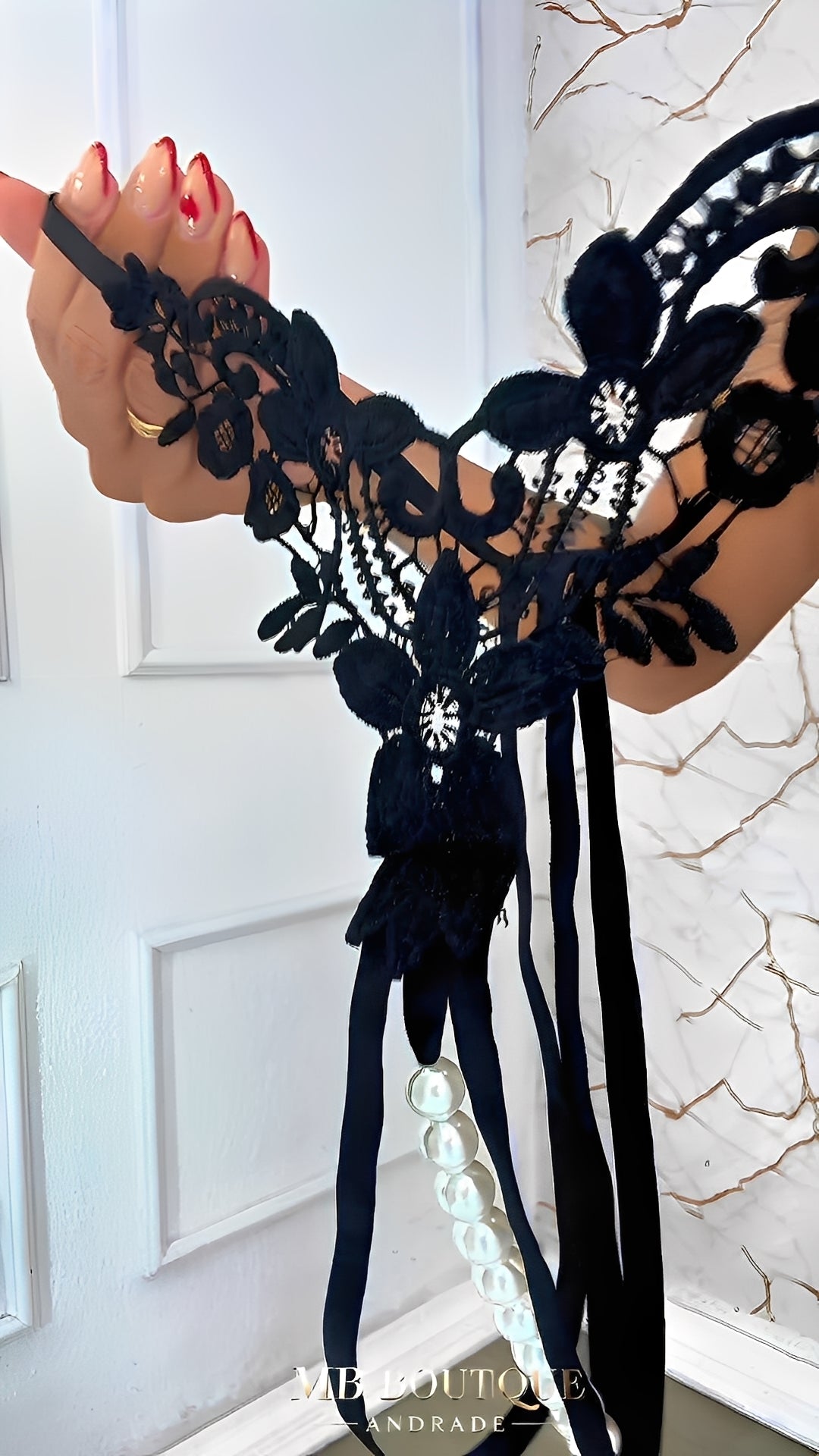 Calcinha Fio Dental Preta com Renda Floral e Pérolas - Lingerie Sensual com Abertura Inferior para Momentos Ousados