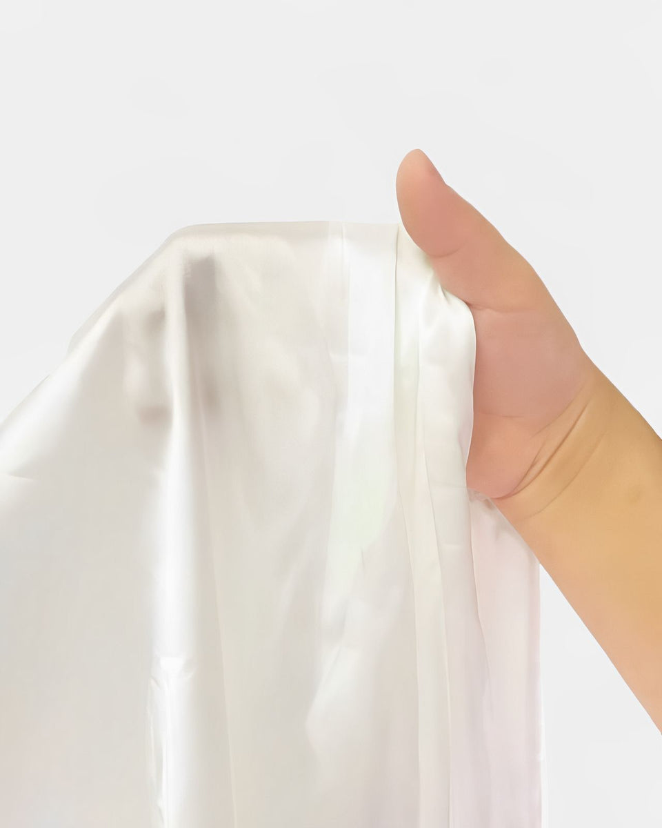 Babydoll Branco e Vermelho em Cetim e Renda – Sofisticação e Delicadeza para Todas as Ocasiões