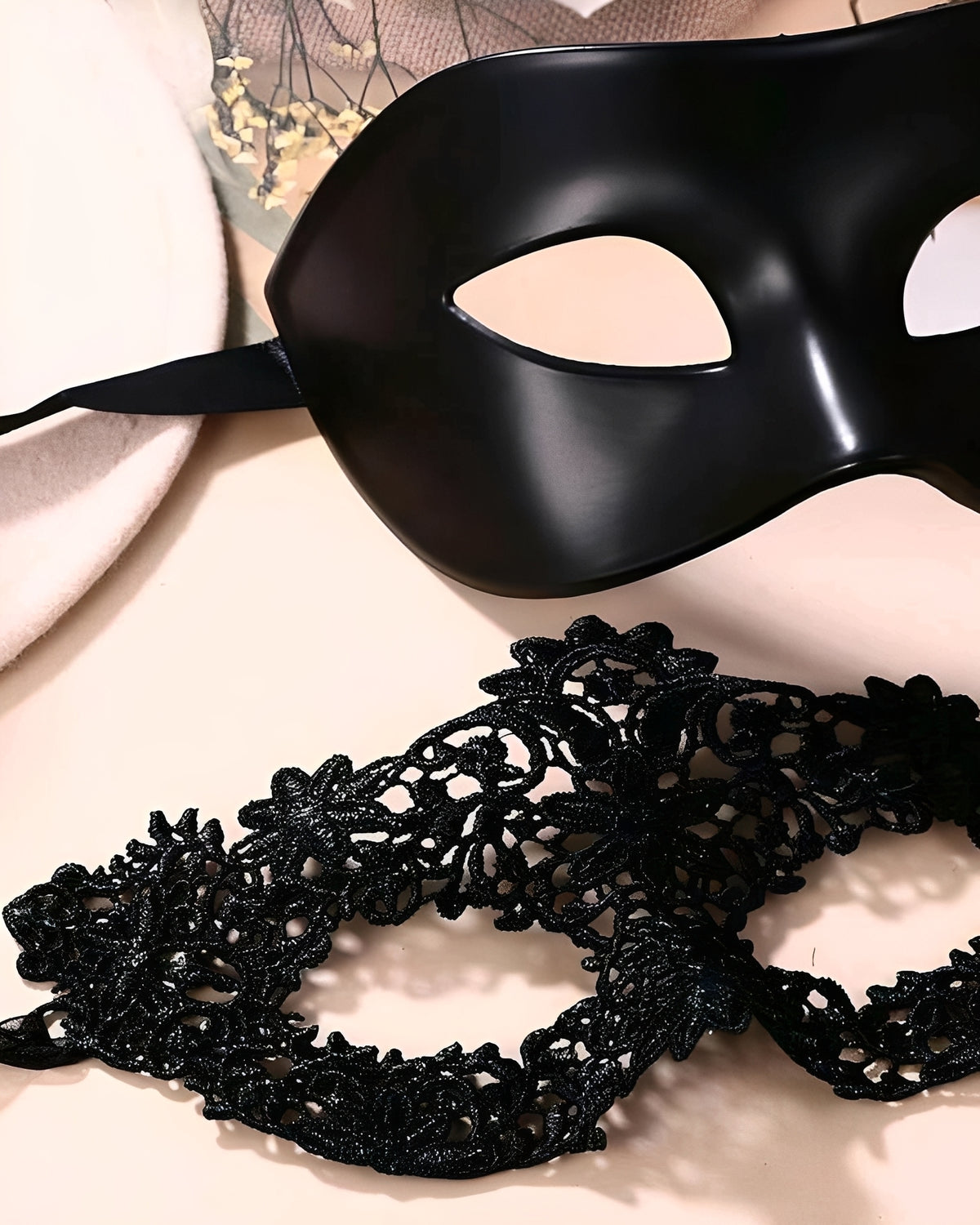 Kit 2 Máscaras Venezianas Pretas para Casal – Baile de Máscaras, Fantasia Elegante e Sedutora