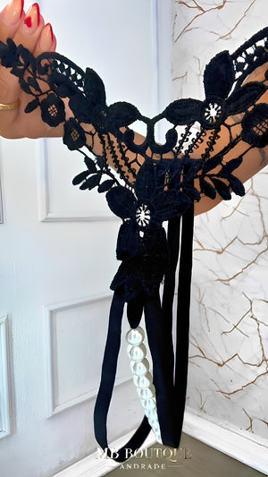 Calcinha Fio Dental Preta com Renda Floral e Pérolas - Lingerie Sensual com Abertura Inferior para Momentos Ousados