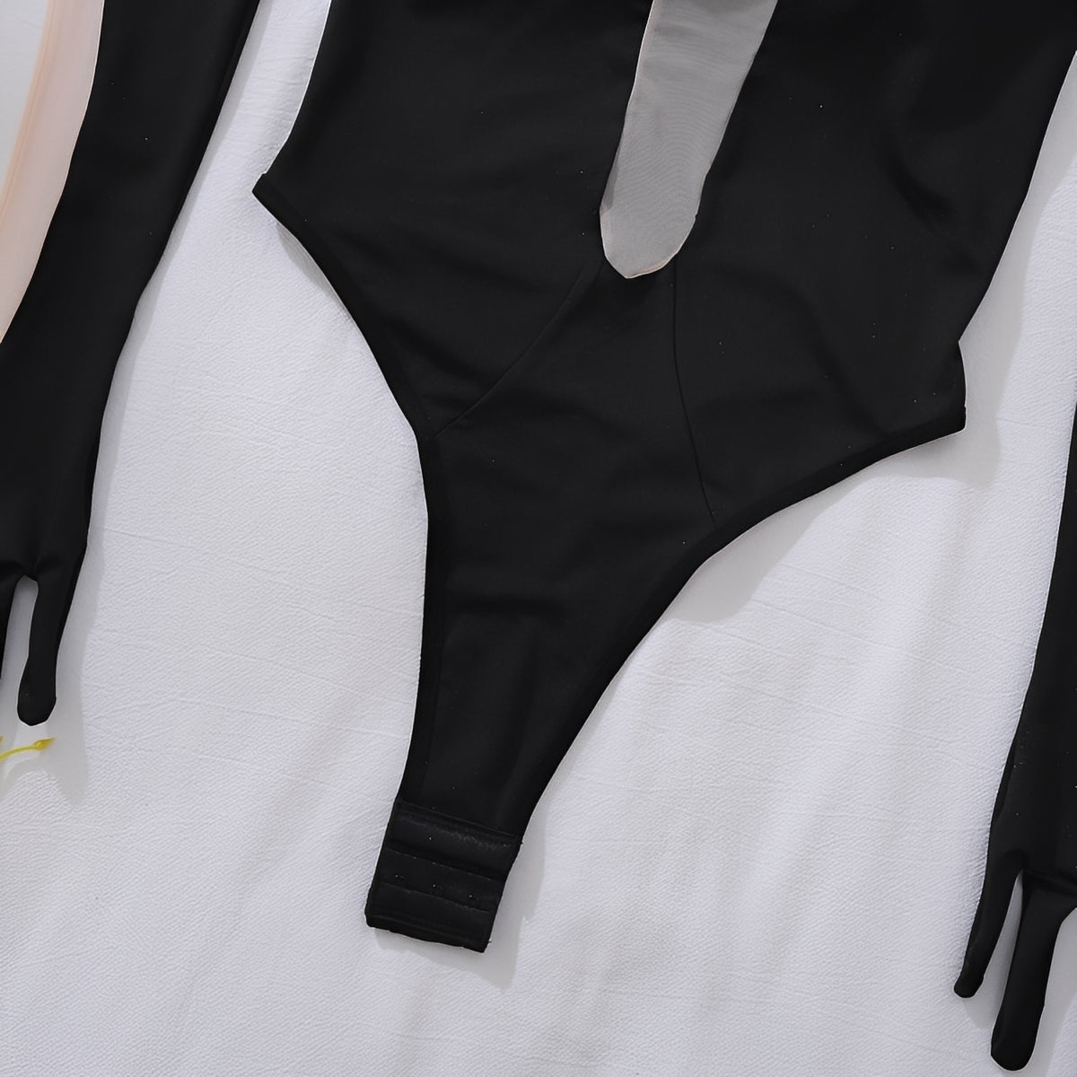 Body Preto Sexy com Transparência Profunda e Luvas Longas – Lingerie Sensual Feminina Cavada de Luxo