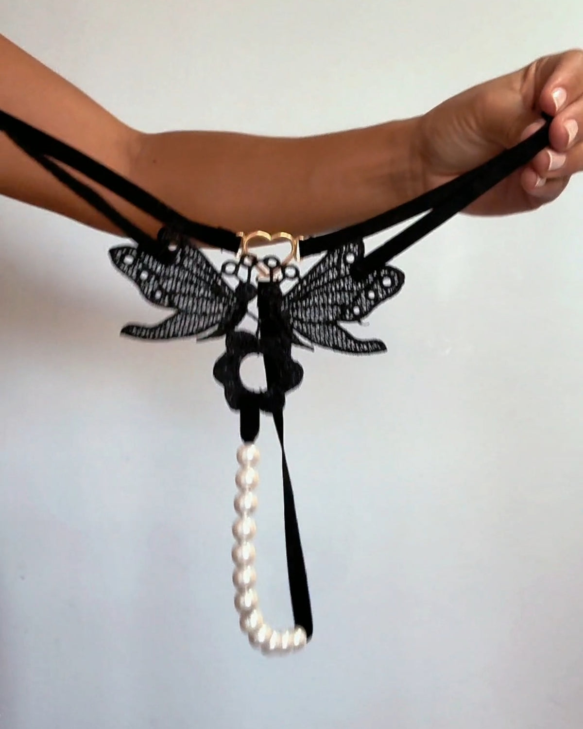 Calcinha Fio Dental em Renda com Pérolas e Coração em Metal – Lingerie de Luxo Elegance Preta - P ao GG
