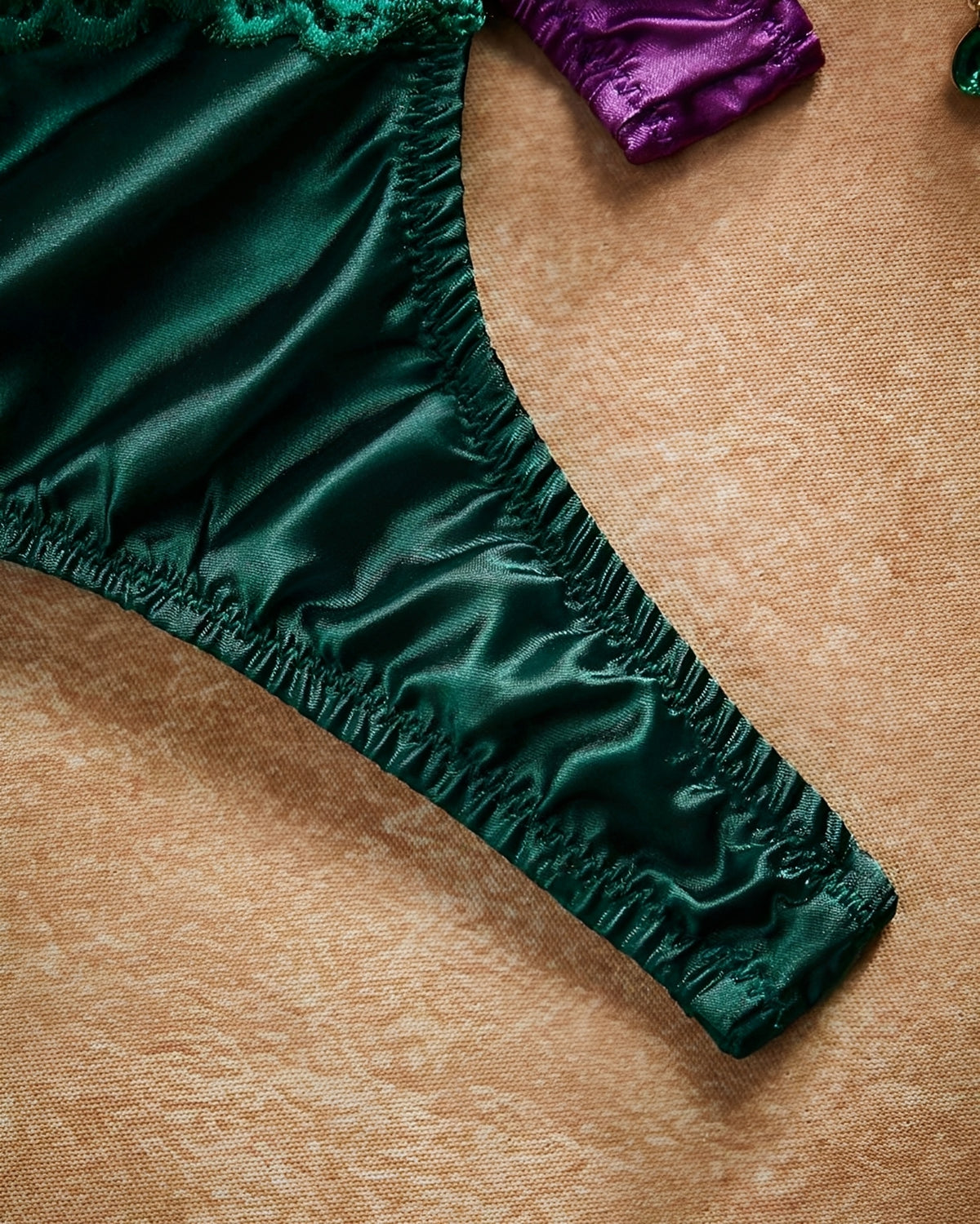 Kit com 3 Calcinhas Fio Dental Acetinadas com Joia – Lingerie Sensual para presentear