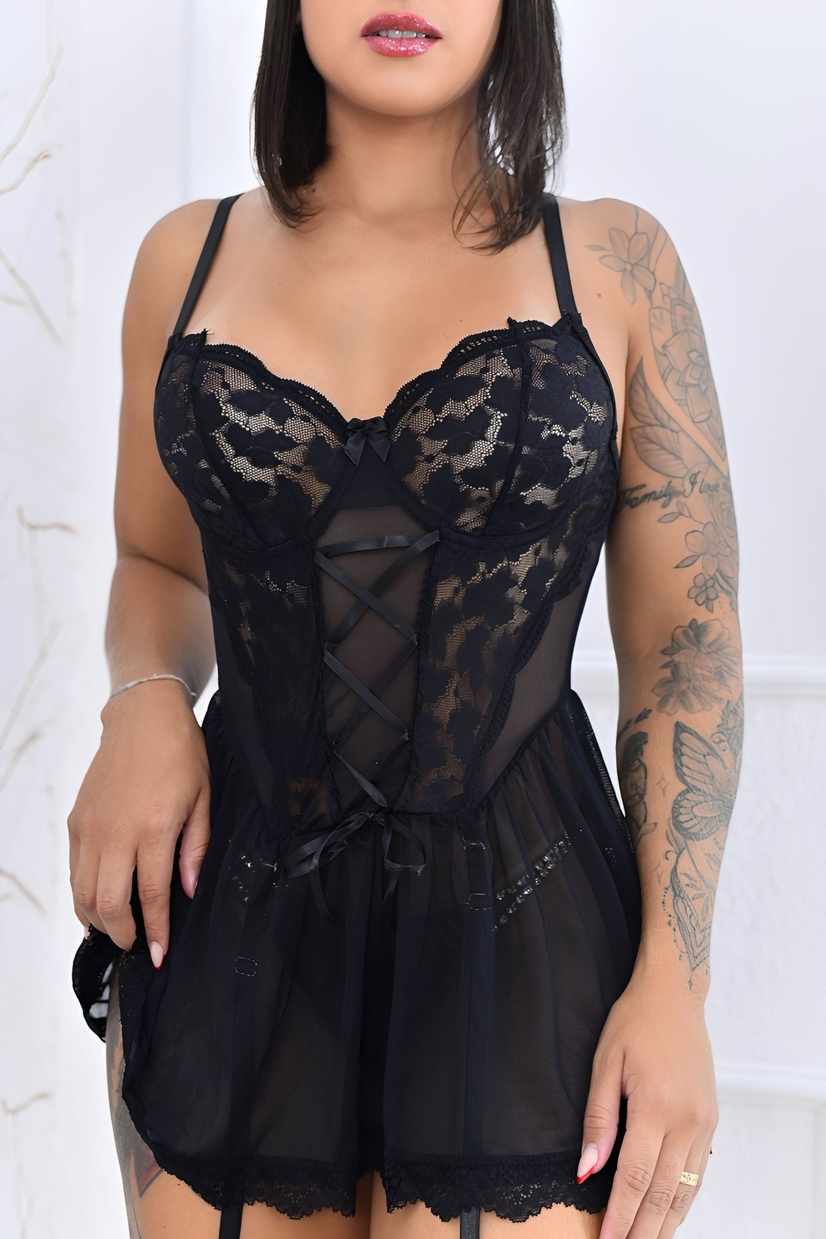 Camisola Sexy Preta em Renda e Tule Transparente com Ligas de Perna – Lingerie Sofisticada P ao G2