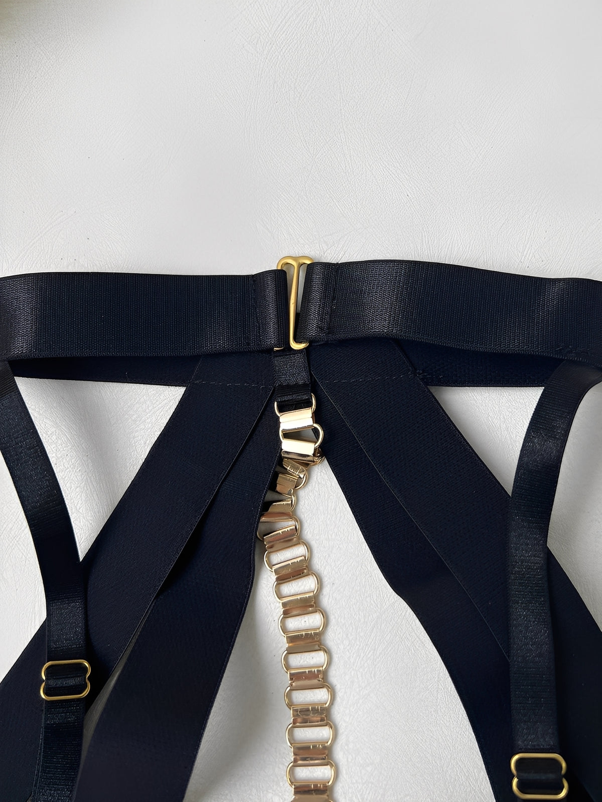 Conjunto de Lingerie Sensual Preto com Aro e Correntes Douradas - Design em Tiras Geométricas (P ao G) - não acompanha meias