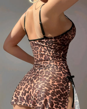 Camisola Renata – Animal Print com Renda (P ao GG) - 
Compre 1 e leve 2: Na compra da camisola, você ganha a calcinha fio dental de renda com detalhes em strass.