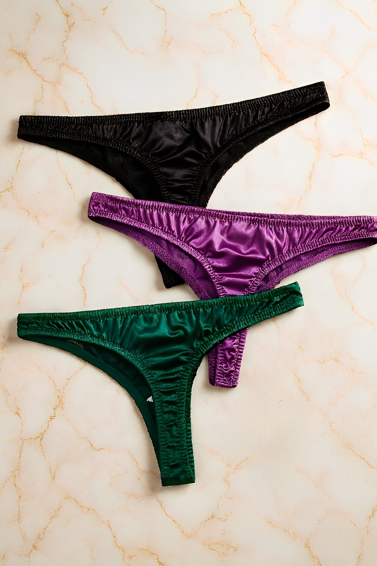 Kit com 3 Calcinhas Fio Dental Acetinadas com Joia – Lingerie Sensual para presentear