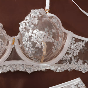 Conjunto de Lingerie Branca Rendado com Cinta-Liga, e meias Aro e Tule – Sensual Elegante Sem Bojo