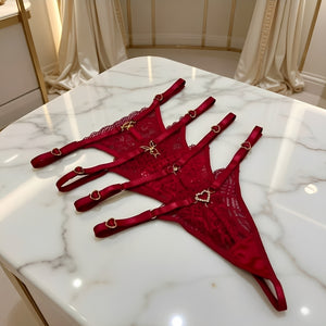 Kit 4 Calcinhas Fio Dental em Renda com Regulagem - Lingerie Sensual Feminina Preto e Vermelho com Detalhes em Coração e Strass Playboy, coração, boca e flor - P ao GG