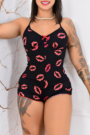 Macaquinho Lingerie Preto Sexy com Estampa de Beijos Vermelhos – Pijaminha Sensual e Confortável Feminino P ao GG