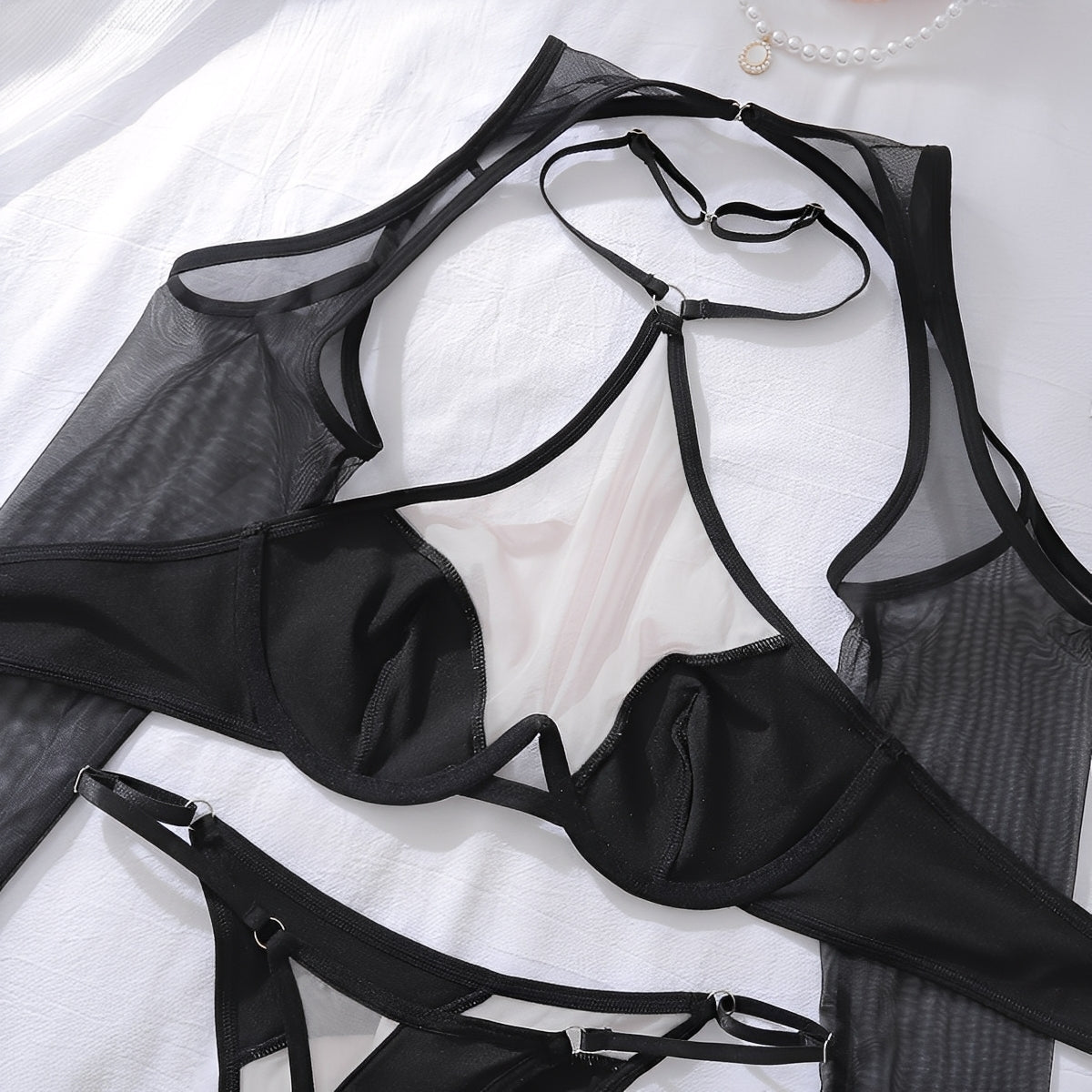 Conjunto de Lingerie Preta Sexy com Aro e Transparência – Sutiã com Mangas Longas + Calcinha Fio Dental Sem Bojo