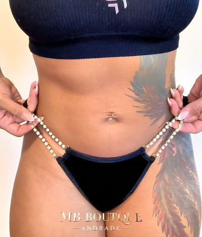 Calcinha Fio Dental Preta de Cetim com Corrente Dourada e Strass - Lingerie Luxuosa, Sensual e Sofisticada P ao GG