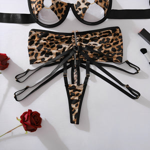 Conjunto Lingerie Animal Print com Aro, Argolas Douradas e Calcinha Fio Dental Strappy – Sensualidade Poderosa