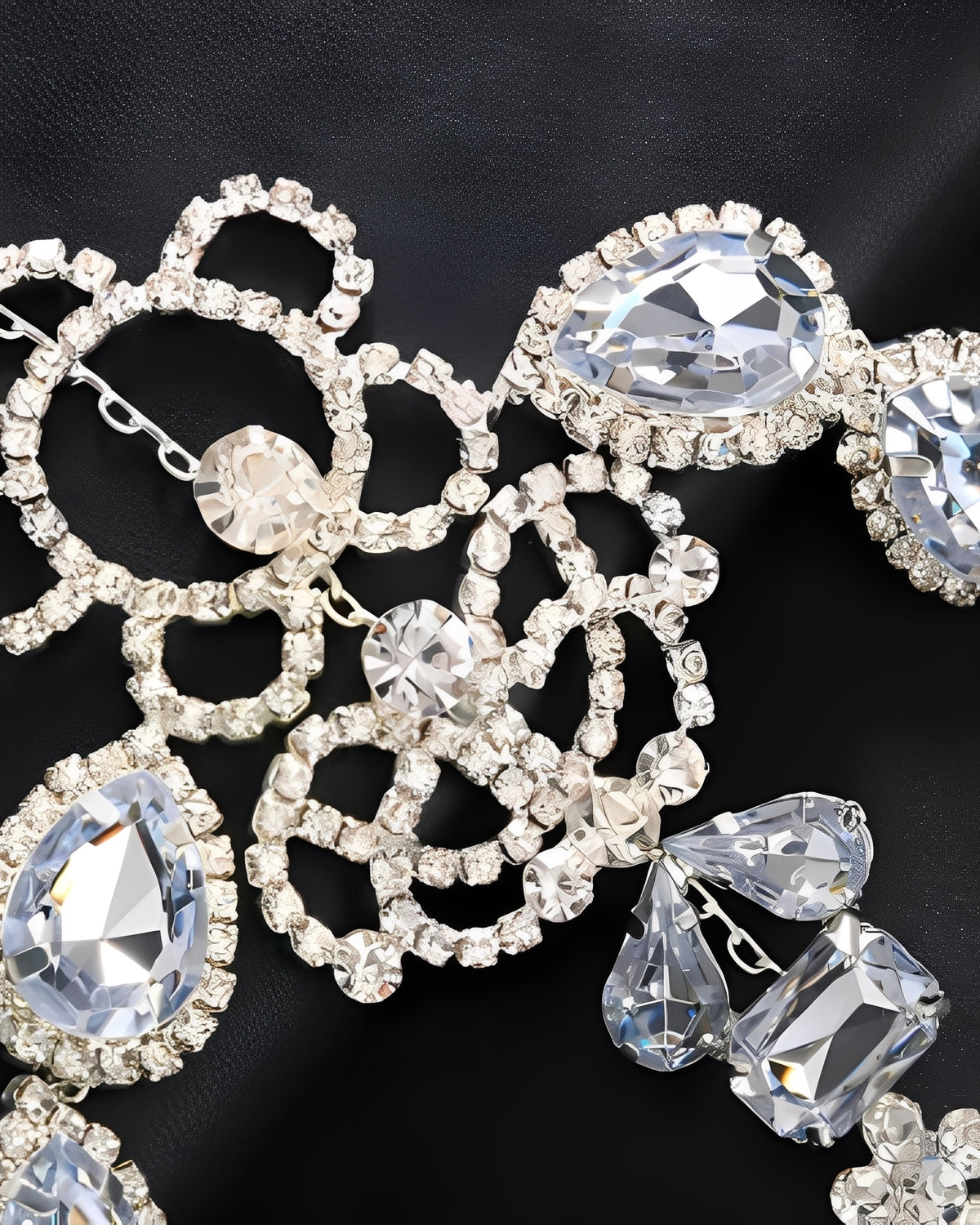 Máscara de Strass Luxuosa com Franjas Longas – Acessório Dourado ou Prateado para Festa, Baile e Fantasia Elegante