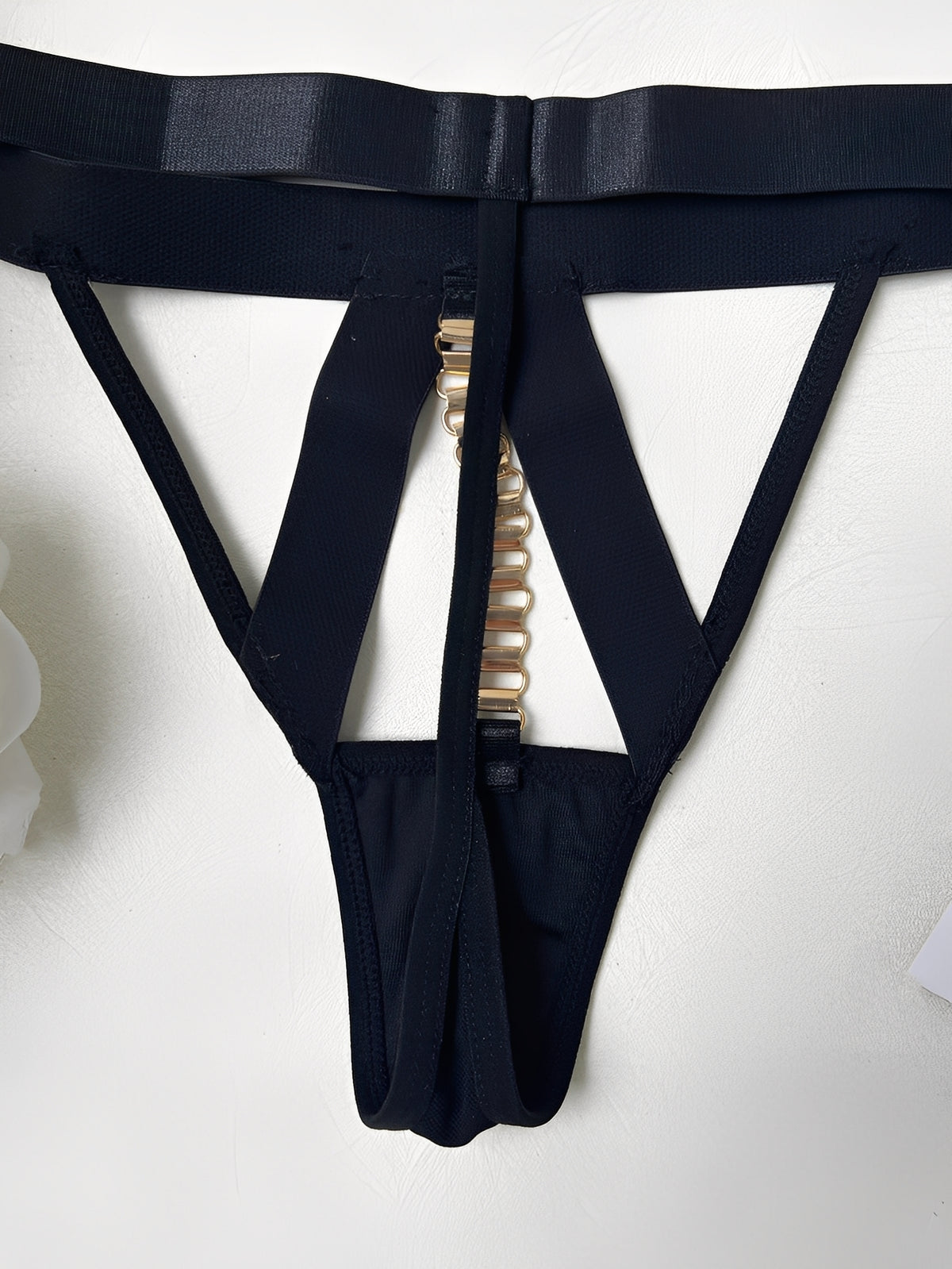 Conjunto de Lingerie Sensual Preto com Aro e Correntes Douradas - Design em Tiras Geométricas (P ao G) - não acompanha meias