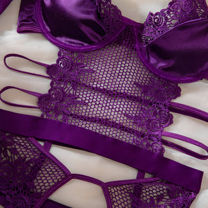 Conjunto Lingerie Sexy Roxo com Cinta-Liga, Meias e Luvas – Lingerie Sensual Feminina de Luxo