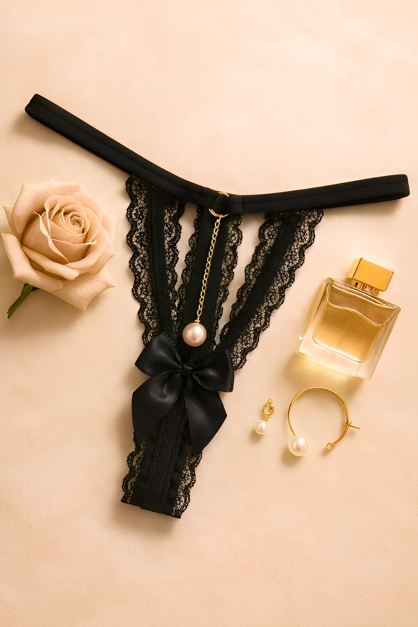 Calcinha Fio Dental Bordô Aberta com Pérola e Corrente Dourada – Lingerie Sexy em Renda