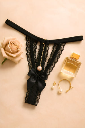 Calcinha Fio Dental Bordô Aberta com Pérola e Corrente Dourada – Lingerie Sexy em Renda