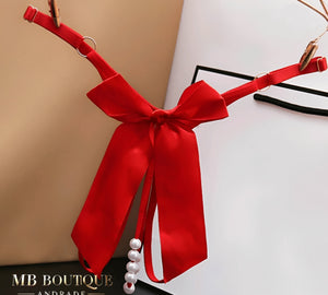 Calcinha Fio Dental com Pérolas e Laço Vermelho em Cetim - Lingerie Sensual Feminina Luxuosa e Exclusiva