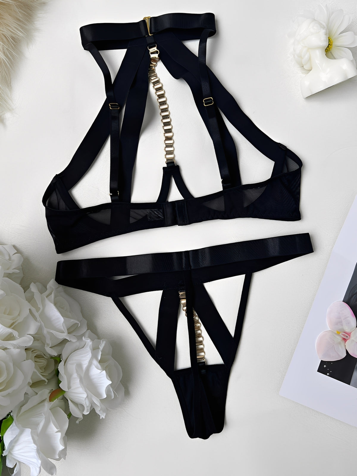 Conjunto de Lingerie Sensual Preto com Aro e Correntes Douradas - Design em Tiras Geométricas (P ao G) - não acompanha meias