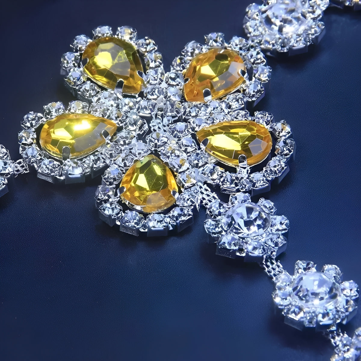 Calcinha Fio Dental Luxo com Strass Dourado e Prata - Joia Íntima de Alto Impacto - Coleção Gold
